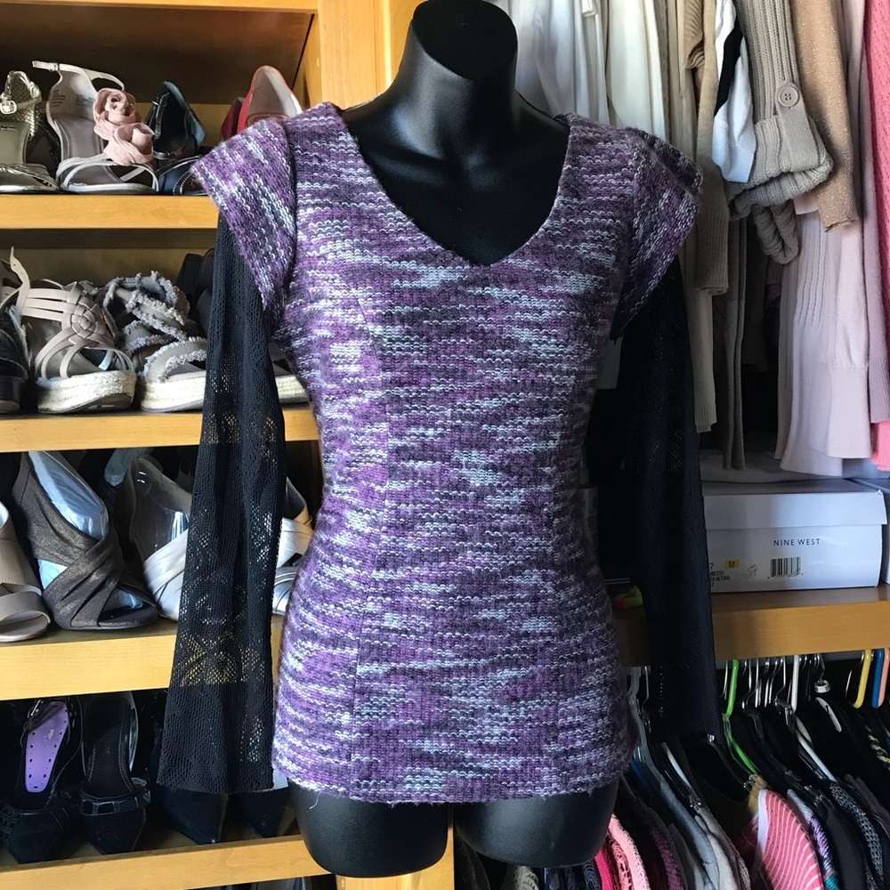🎉5/$20🎉 THREE SEASON’s fitted top with lace sleeves
